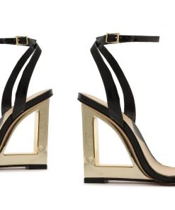 Pre Fall 22 Filipa Patent Leather Sandal New In